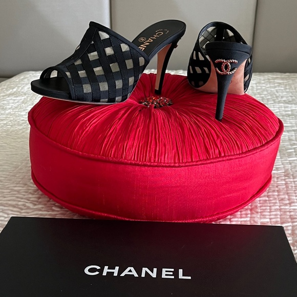 Authentic Chanel heels - Picture 4 of 15